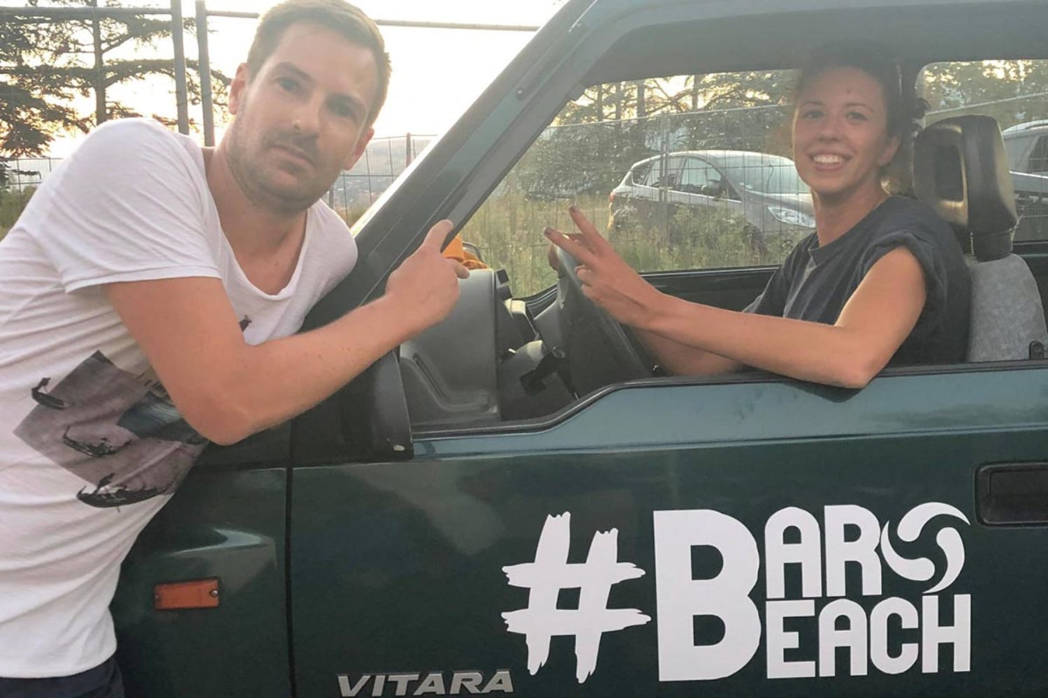 Pauline et son partenaire dans la voiture officielle BaroBeach