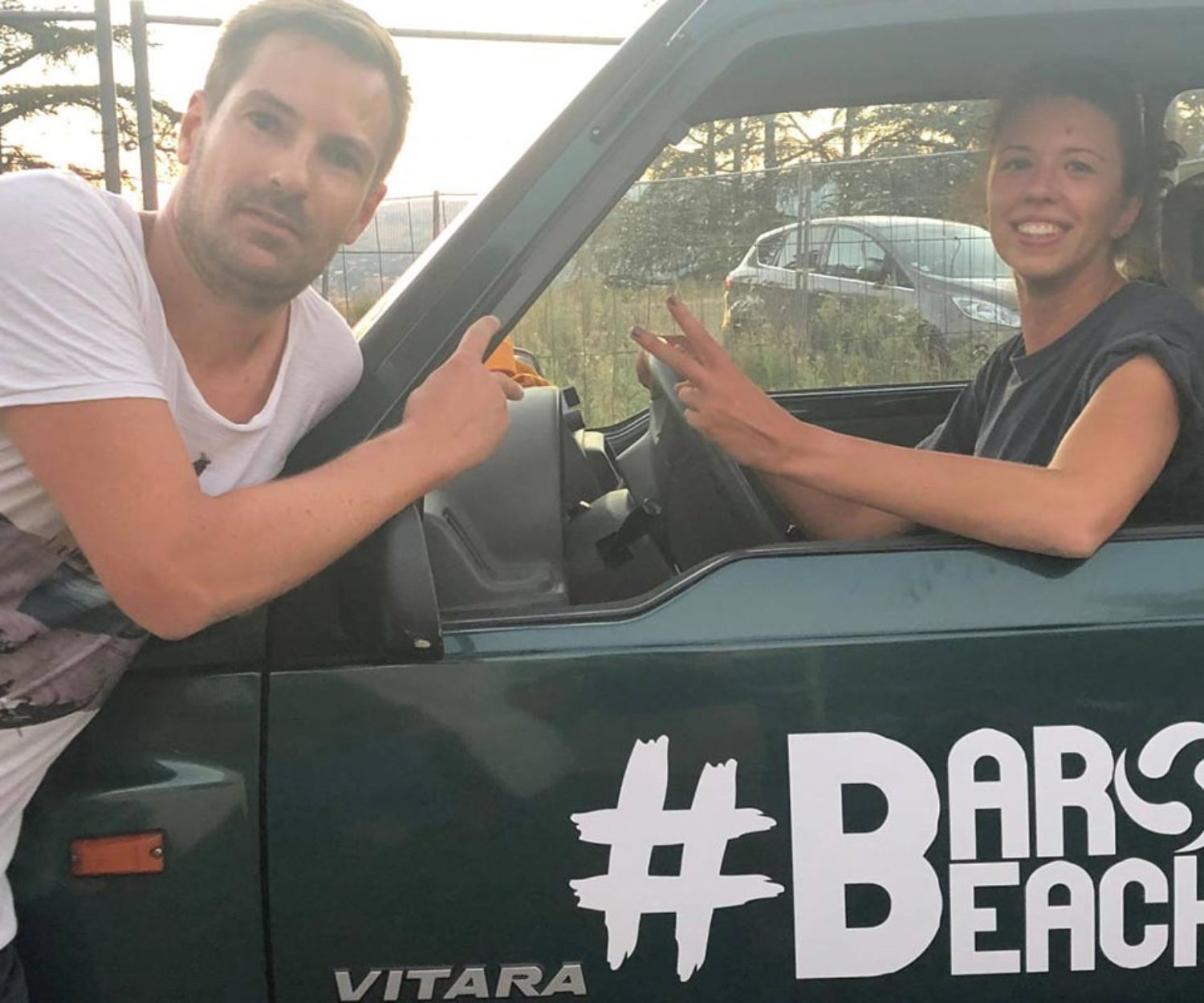Pauline et son partenaire dans la voiture officielle BaroBeach