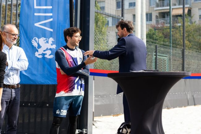 Symbolique remise des clés entre Hugo et le maire.