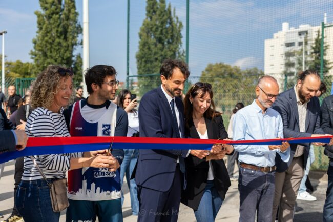 Inauguration des terrains de beach-volley en présence du maire de Lyon.