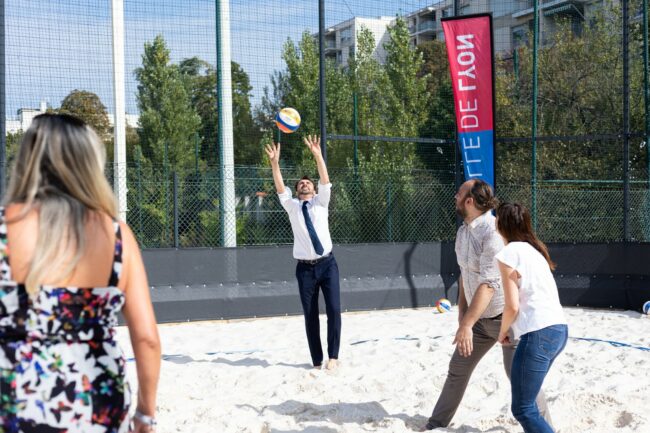 Les élus en pleine action dans le sable de la Croix-Rousse.